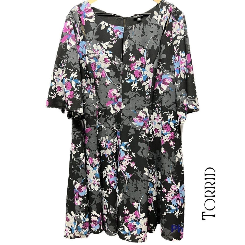 🎆 TORRID short gray black purple floral dress with flutter sleeves + size 24